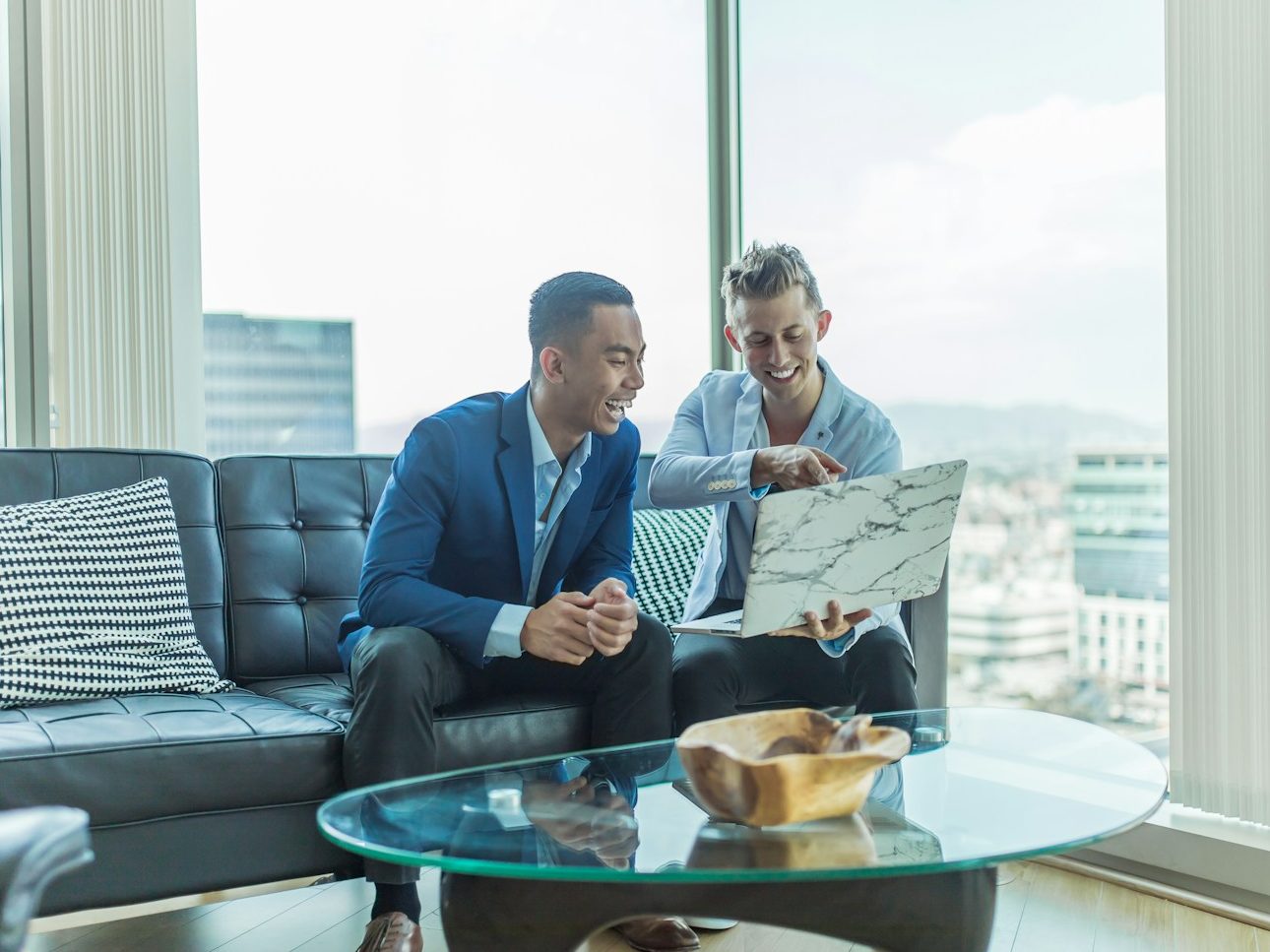 Hochhaus in verschiedenen Farbtönen vor blauem Himmel.